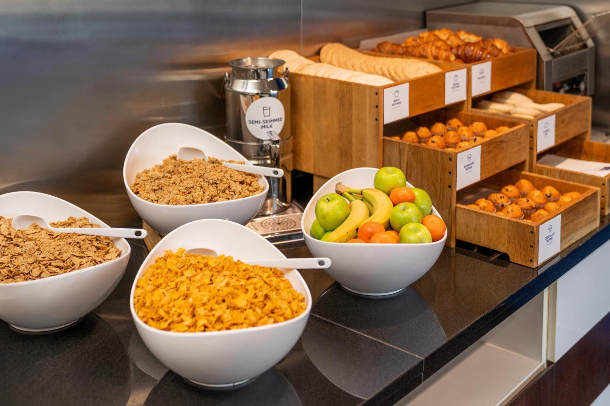 Holiday Inn Express Cambridge Duxford M11 Jct 10 By Ihg Экстерьер фото